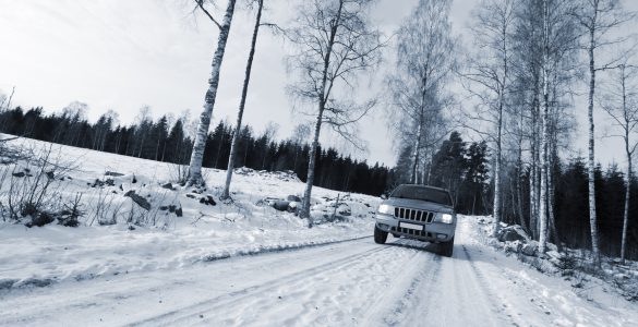 Auto fährt bei Schnee im Winter