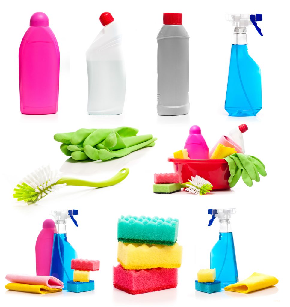 Verschiedene Dosen, Sprays, Schwämme, Tücher und Reinigungsmittel zum Auto putzen und Fahrzeugreinigung auf weißem Hintergrund